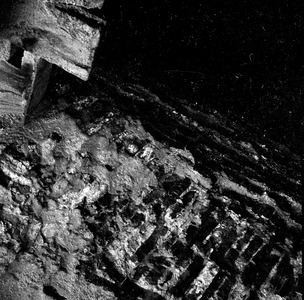 845259 Afbeelding van de tijdens de restauratie van de Bijlhouwersbrug aangetroffen muurresten van de oude brug, aan de ...